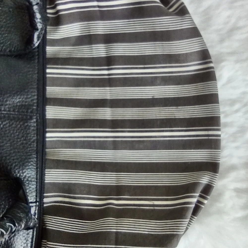 Adrienne Vittadini Handbag Black. - Picture 7 of 16